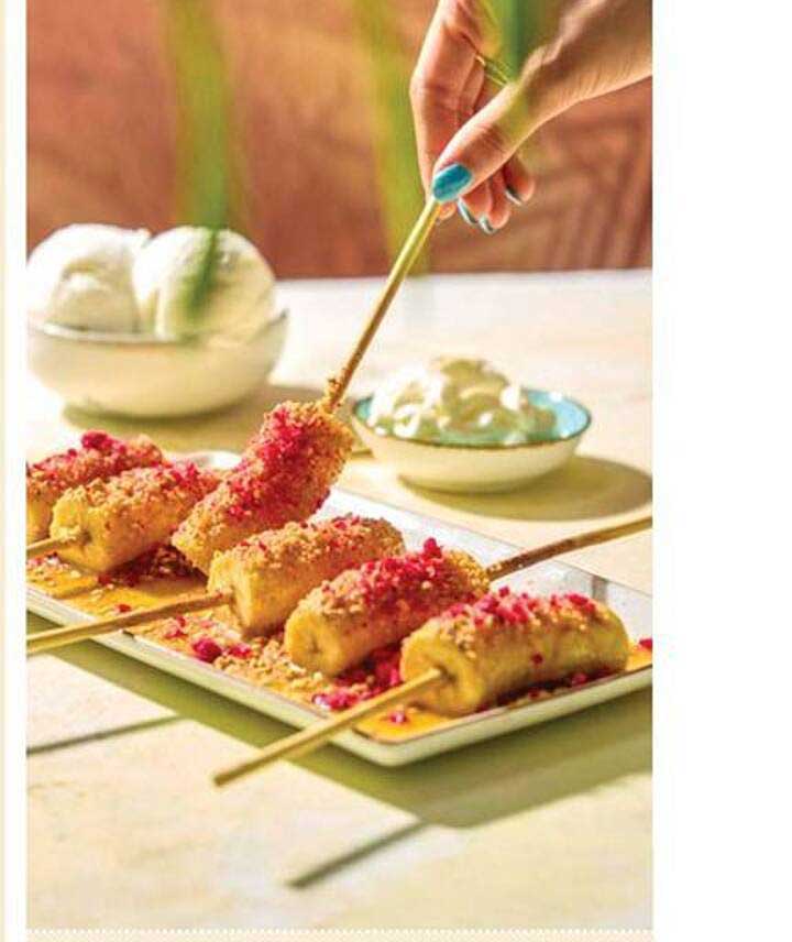 Bananen op een stokje met een heerlijke topping