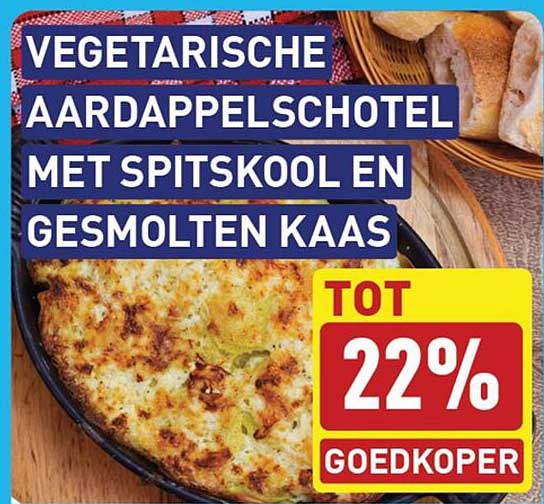 Vegetarische aardappelschotel met spitskool en gesmolten kaas