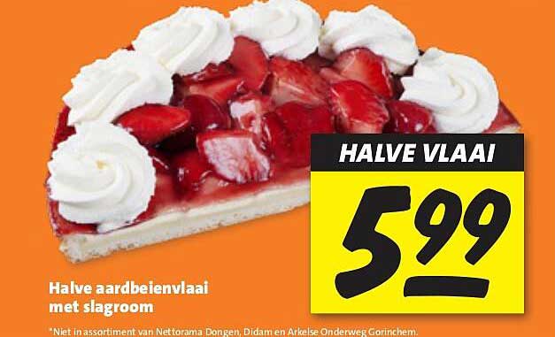 Halve aardbeienvlaai met slagroom