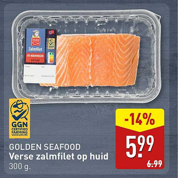 Verse zalmfilet op huid