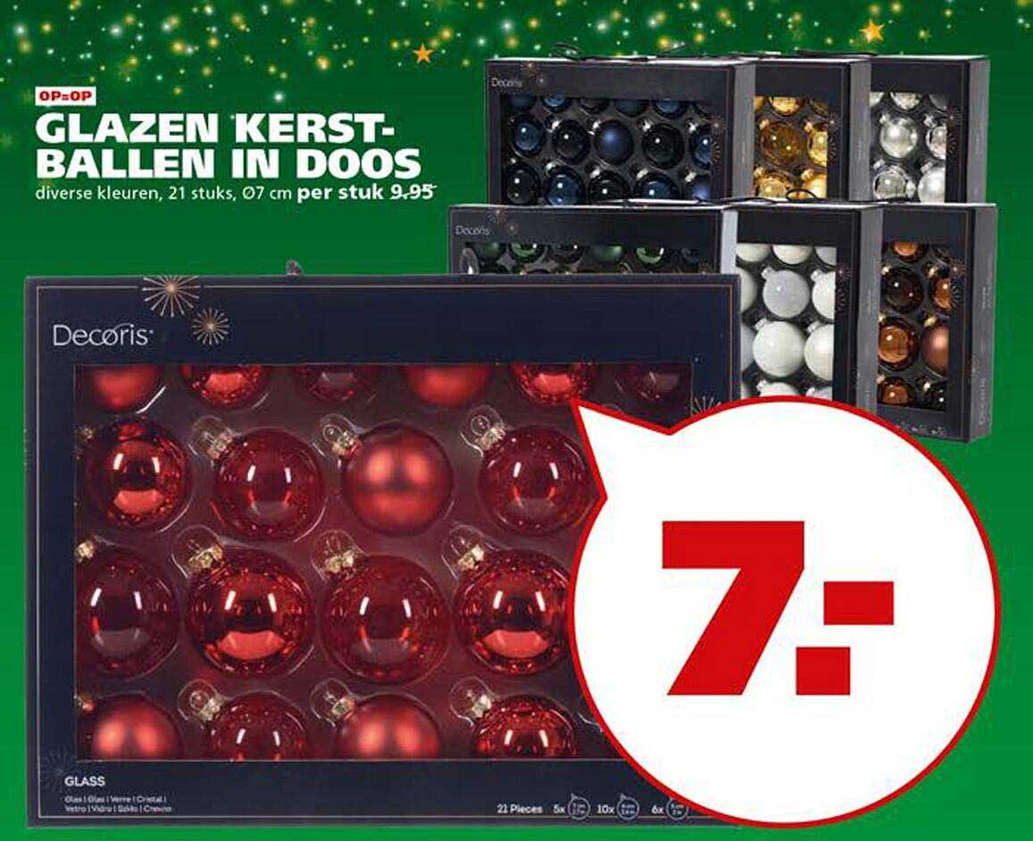 Glazen kerstballen in doos