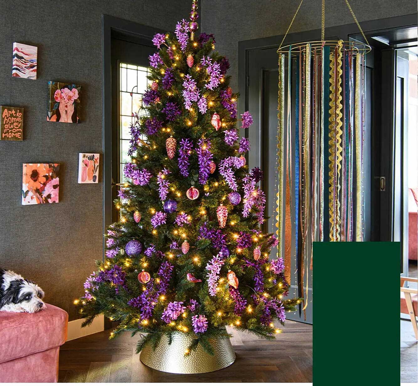 Kerstboom met paarse decoratie