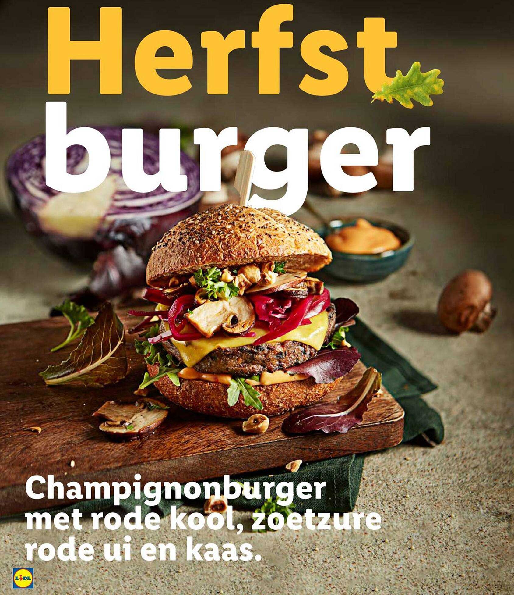 Champignonburger met rode kool, zoetzure rode ui en kaas.