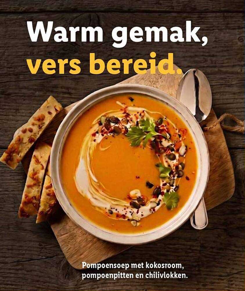 Warm gemak, vers bereid. Pompoensoep met kokosroom, pompoenpitten en chilivlokken.