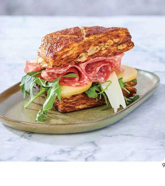 Croissant sandwich met salami en kaas