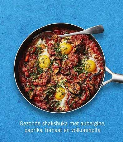 Gezonde shakshuka met aubergine, paprika, tomaat en volkorenpita