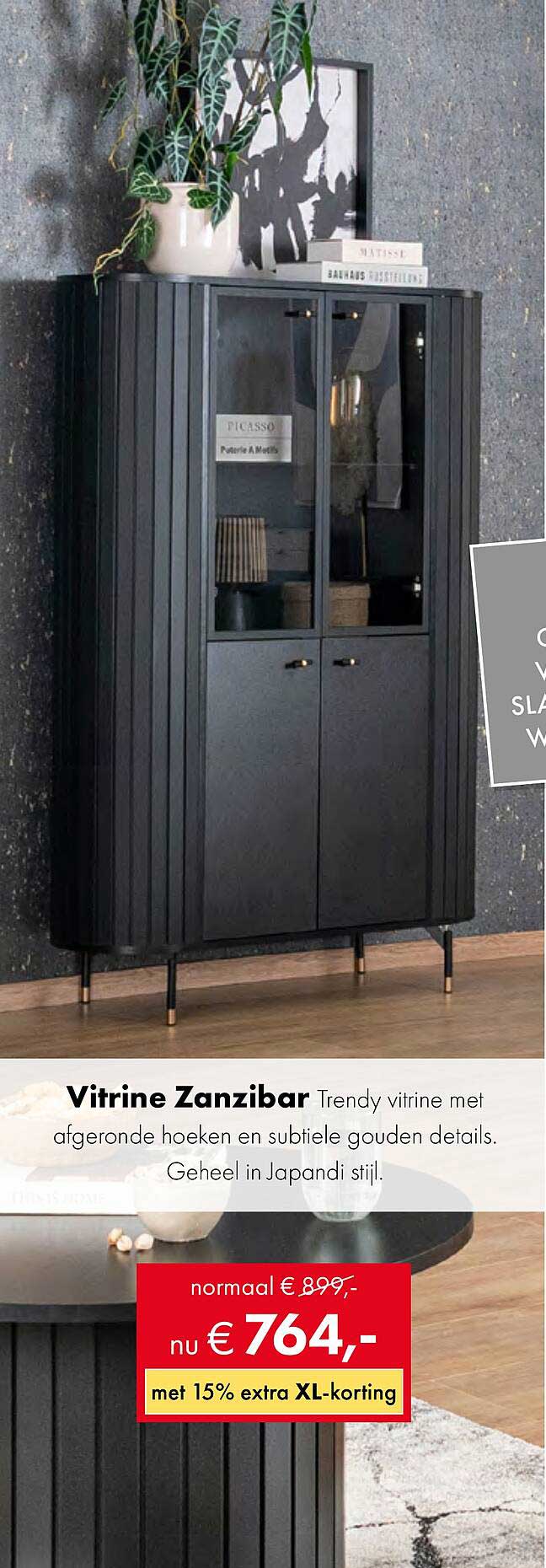 Vitrine Zanzibar Trendy vitrinekast met afgeronde hoeken en subtiele gouden details.